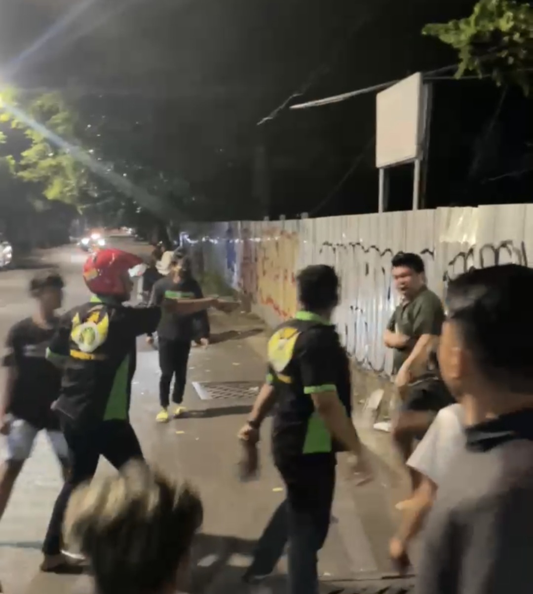 DIKEROYOK : Pengemudi mobil dikeroyok diduga oleh oknum suporter di kawasan Genteng, Surabaya. (IST/RADAR SURABAYA)