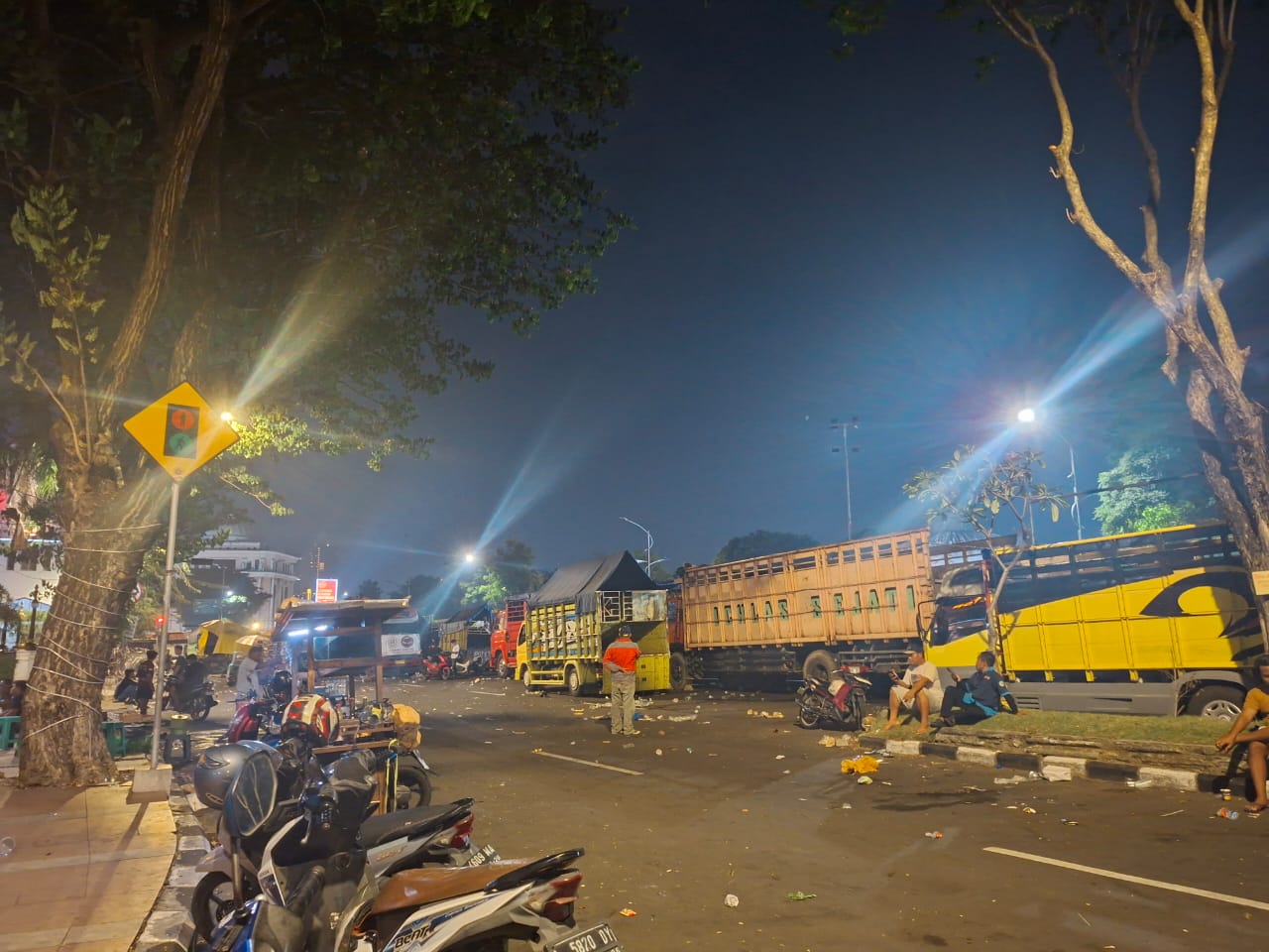BERTAHAN : Ratusan sopir truk yang demo di depan Kantor Gubernur Jatim, Jalan Pahlawan, Surabaya, sempat bertahan. Mereka berangsur pulang, Jumat (20/6), pukul 00.30. (M MAHRUS/RADAR SURABAYA)