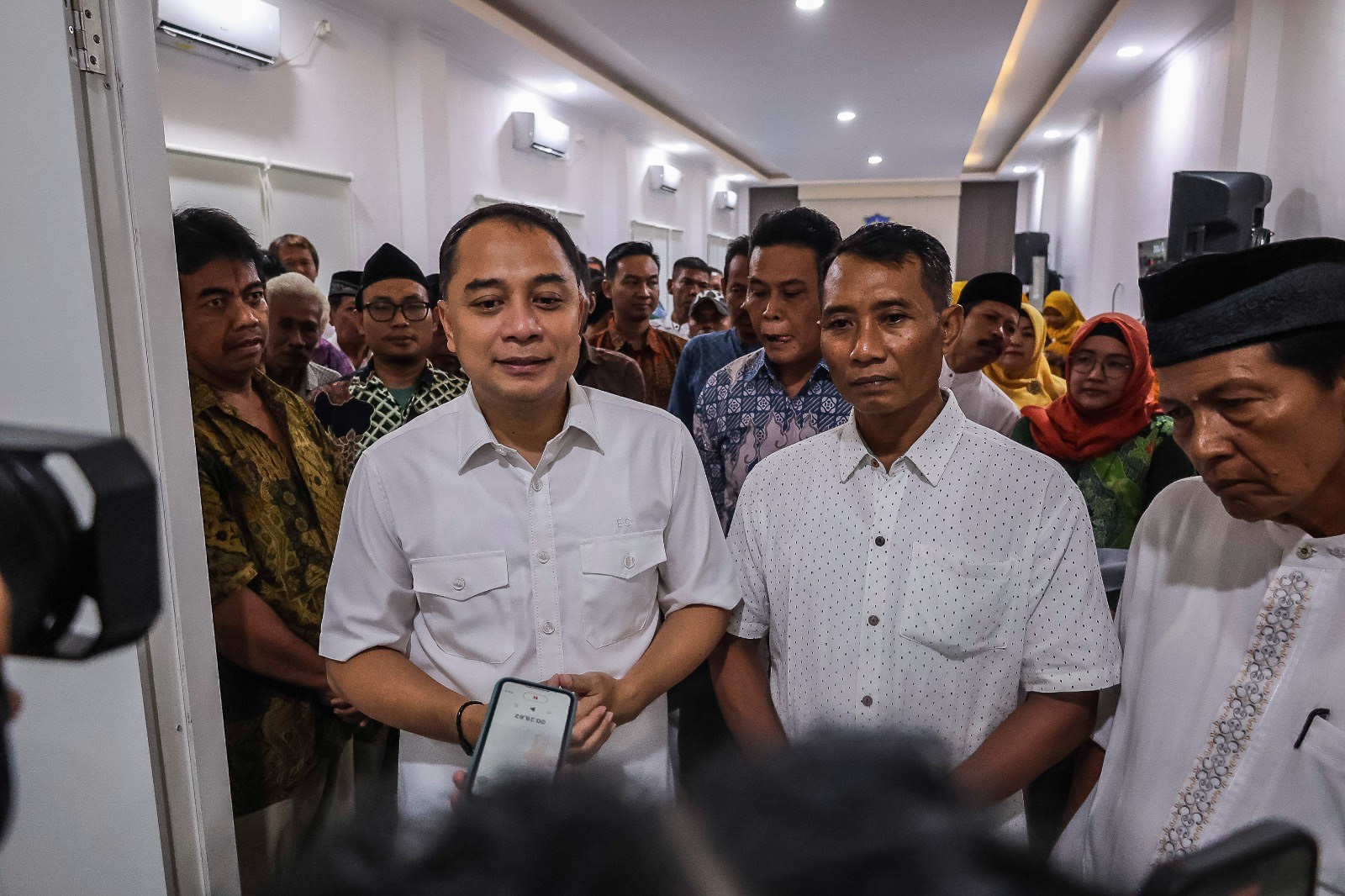 Wali Kota Surabaya Eri Cahyadi memberi keterangan kepada awak media. (IST)