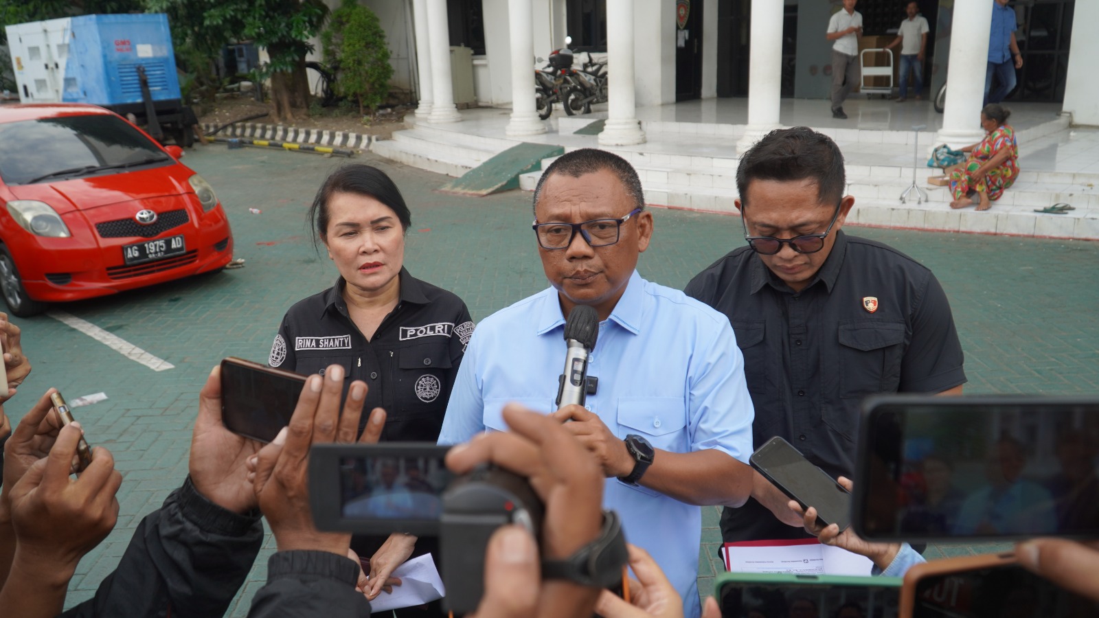 BERI KETERANGAN : Kasatreskrim Polrestabes Surabaya AKBP Edy Herwiyanto menjelaskan akan memeriksakan kejiwaan tersangka KDRT di Sambikerep Surabaya. (IST/RADAR SURABAYA)