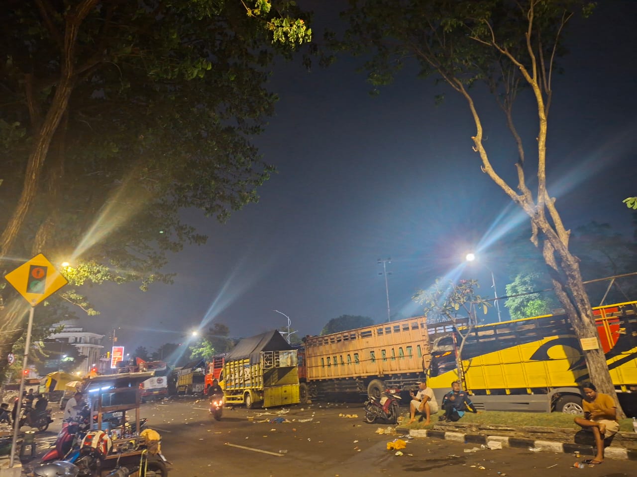 SEPAKAT : Massa demo sopir truk akhirnya meninggalkan lokasi Jalan Pahlawan, Surabaya. (M MAHRUS/RADAR SURABAYA)