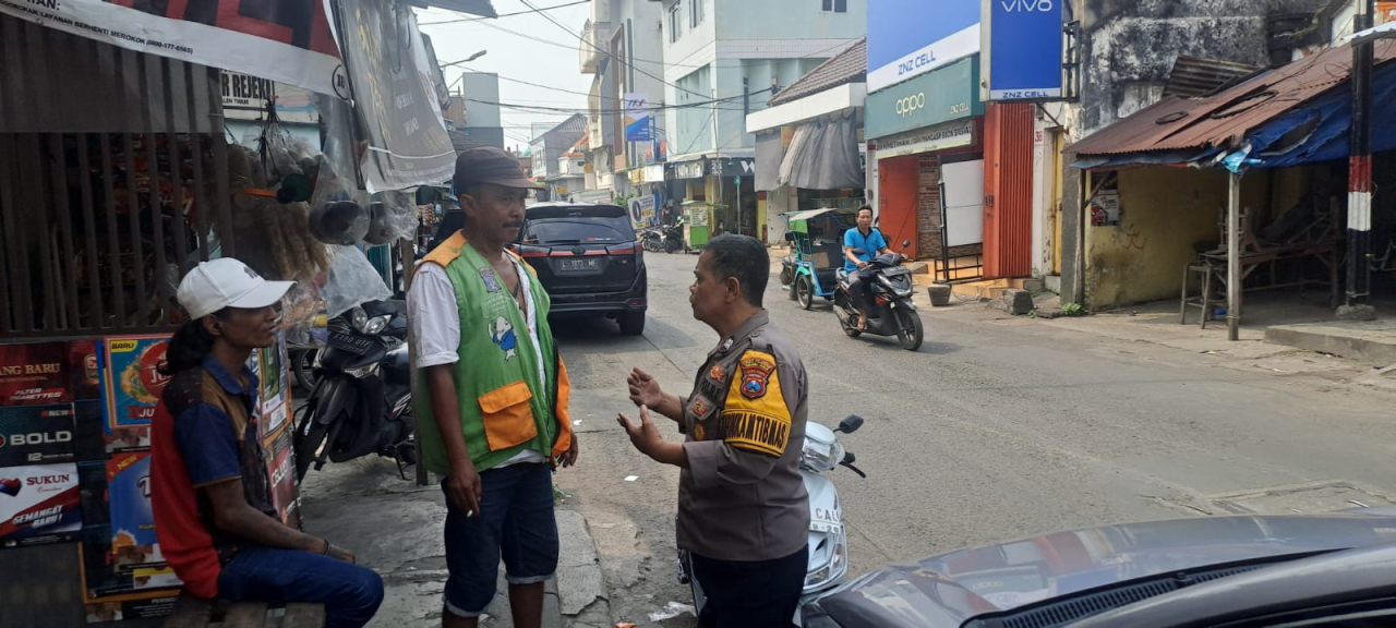 EDUKASI : Anggota Polsek Krembangan, Polres Pelabuhan Tanjung Perak mensosialisasikan penataan parkir ke jukir di Surabaya. (IST/RADAR SURABAYA)