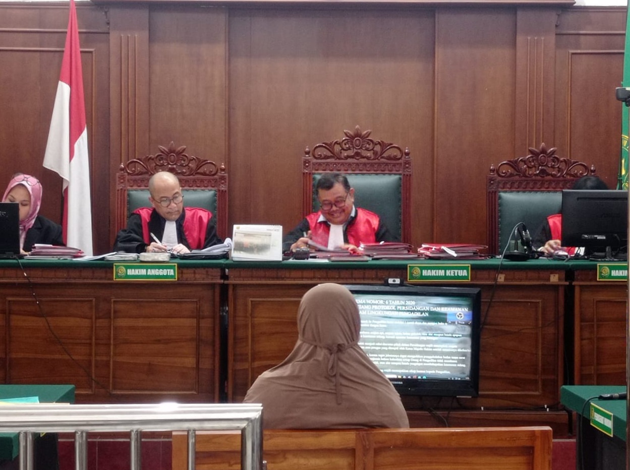MENDENGAR : Terdakwa Lady Marchy saat sidang tuntutan di PN Surabaya. Ia dituntut enam tahun penjara. (SURYANTO/RADAR SURABAYA)