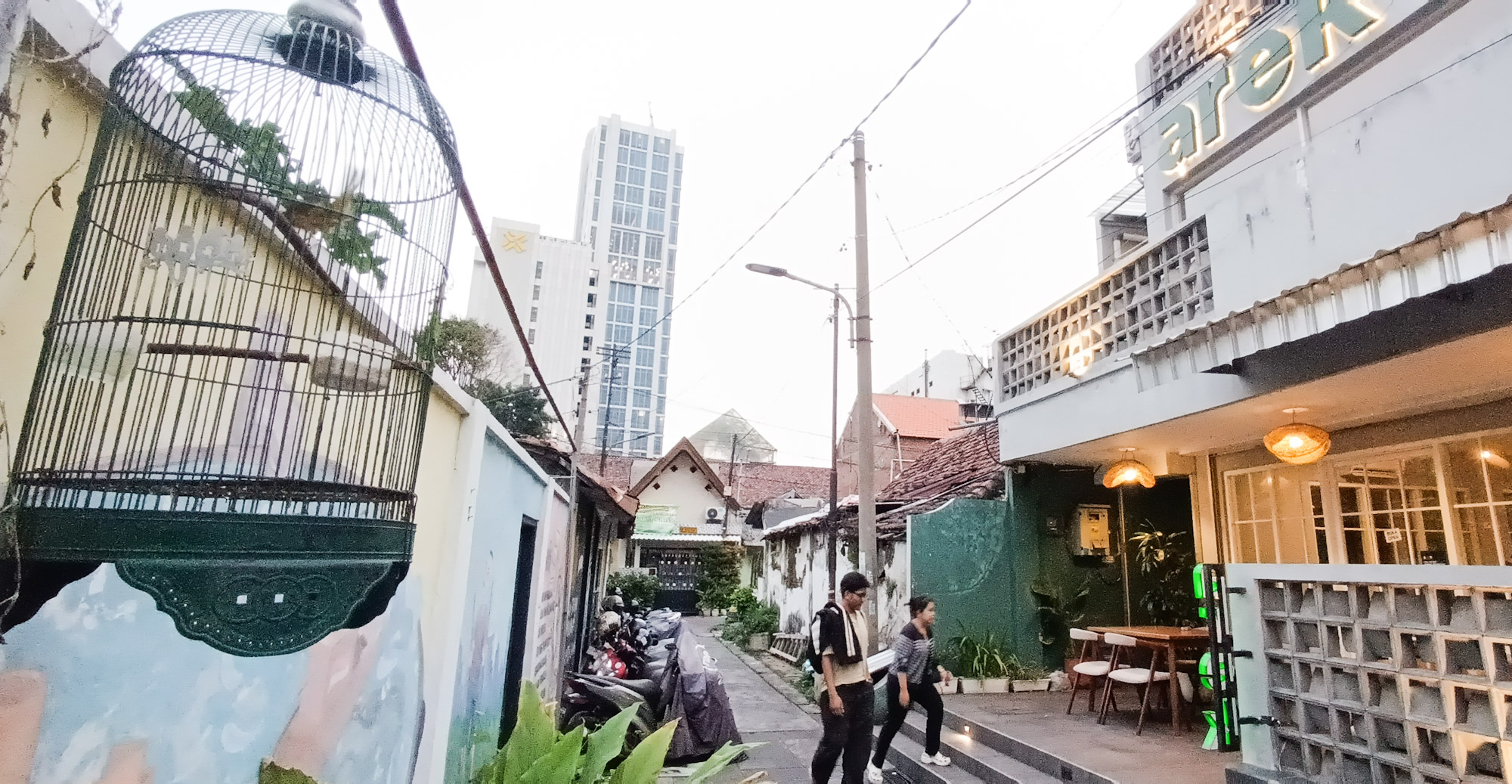 HIDDEN GEM: Suasana cafe Arek yang berada di kawasan padat penduduk, kampung Ketandan, Surabaya, yang banyak di datangi pada pengunjung untuk menikmati suasana baru.