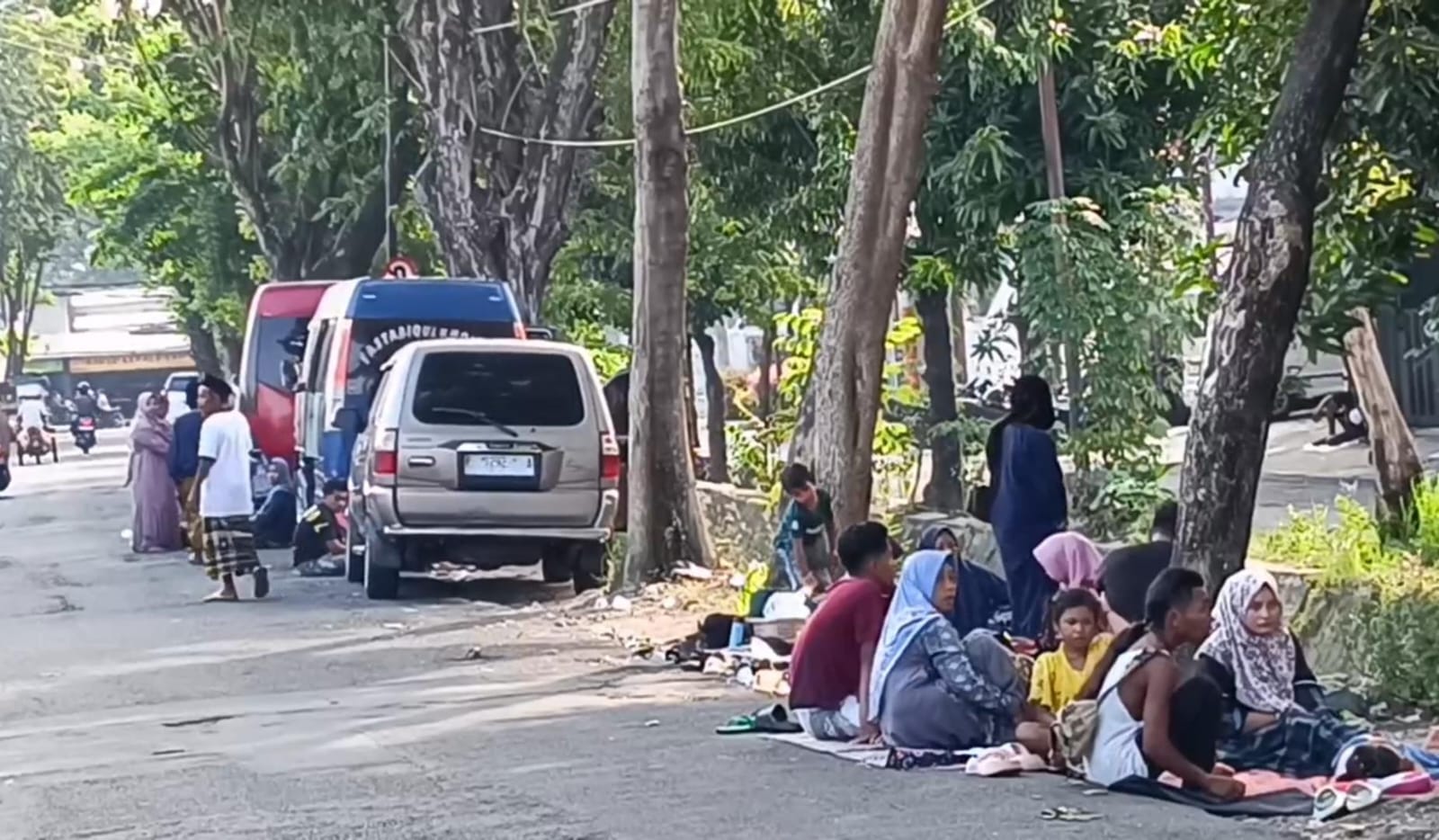 MENUNGGU : Keluarga jemaah haji debarkasi Surabaya memilih menunggu di asrama haji. Mereka terkejut mendapat kabar pesawat mendarat darurat karena ancaman bom. (RAHMAT SUDRAJAT/RADAR SURABAYA)