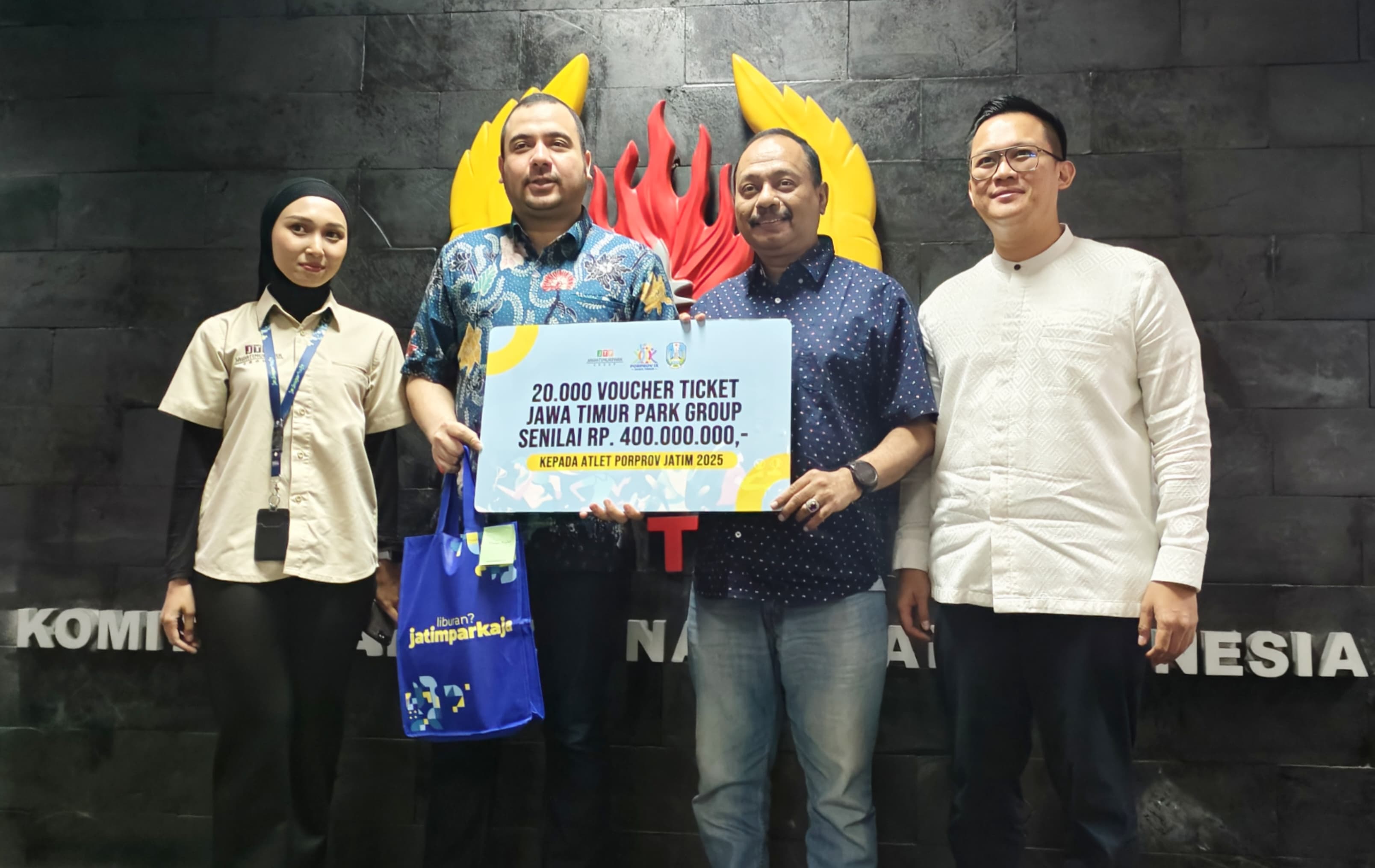 Ketua Hipmi Jatim Ahmad Salim Assegaf (dua dari kiri) menyerahkan voucer wisata yang nantinya Dibagikan kepada peserta Porprov IX Jatim 2025.