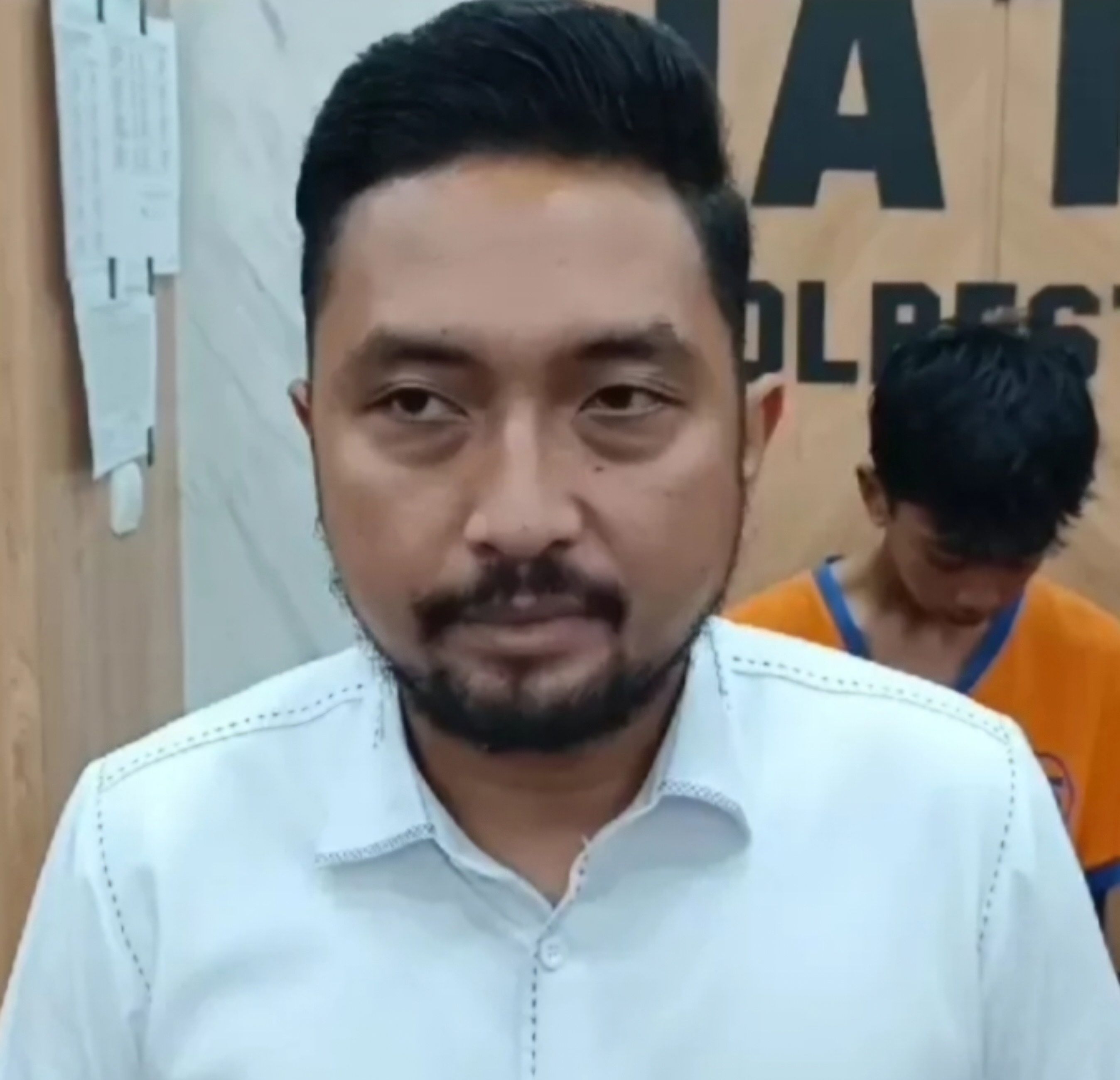 TANGKAP : Kanit Jatanras Satreskrim Polrestabes Surabaya Iptu Bobby Wirawan membenarkan menangkap satu lagi tersangka kasus penipuan dengan korban pelaku UMKM di Sememi, Surabaya. (IST/RADAR SURABAYA)