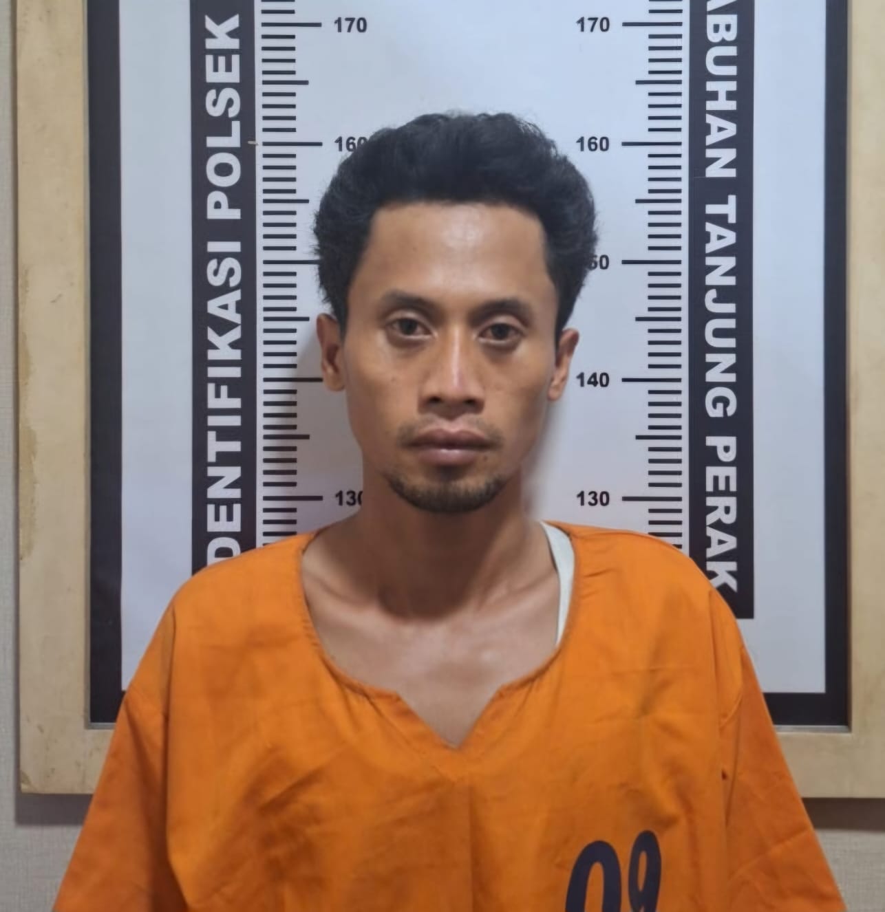 DIAMANKAN : Tersangka R saat diamankan usai terlibat aksi curanmor di toko Jalan Dupak Rukun, Surabaya. (IST/RADAR SURABAYA)
