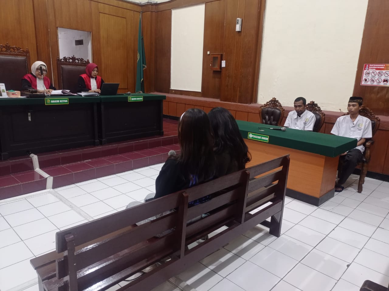 PESAKITAN : Dua terdakwa jambret HP (kanan kemeja putih) saat menjalani sidang di PN Surabaya. (IST/RADAR SURABAYA)