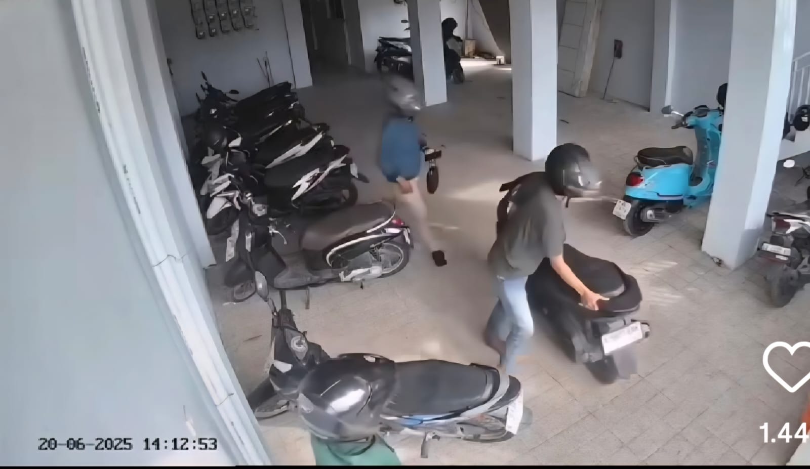 BERKOMPLOT : Empat kawanan pelaku curanmor terekam CCTV mencuri di kos Jalan Tambak Medokan Ayu VI C, Surabaya. (IST/RADAR SURABAYA)