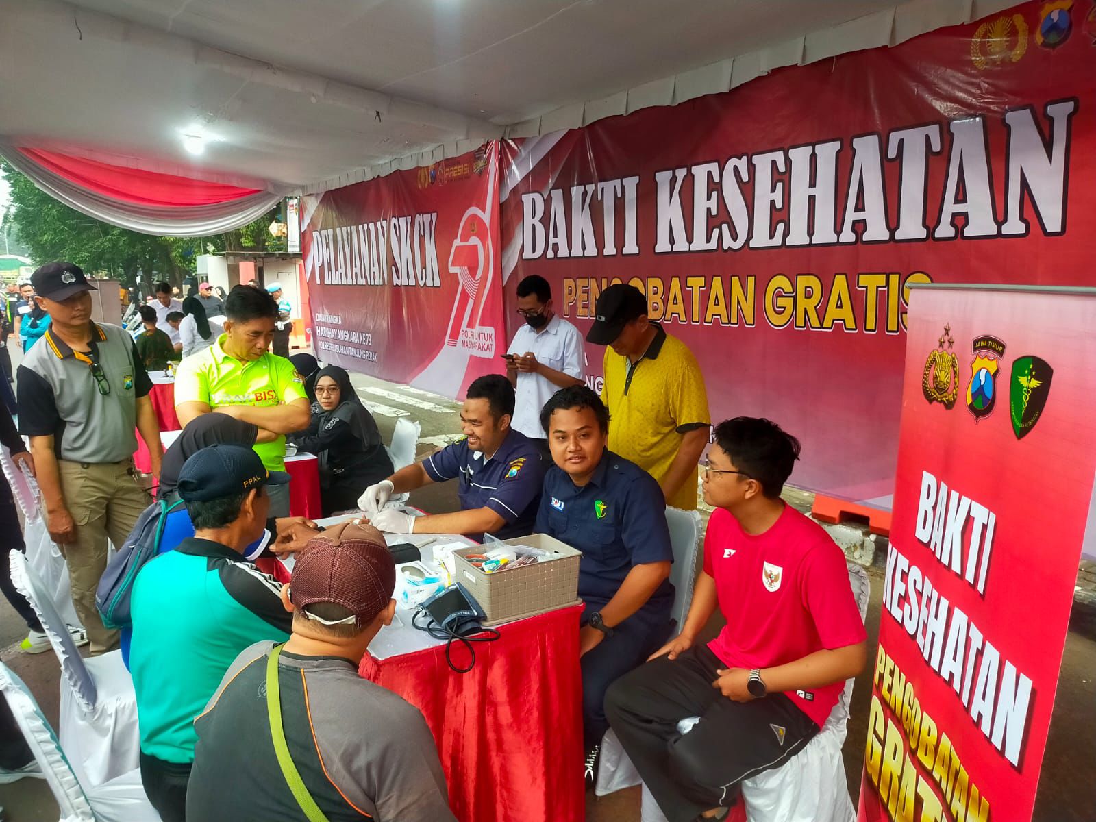 DIPERIKSA : Polres Pelabuhan Tanjung Perak melaksanakan pemeriksaan layanan kesehatan gratis. (IST/RADAR SURABAYA)