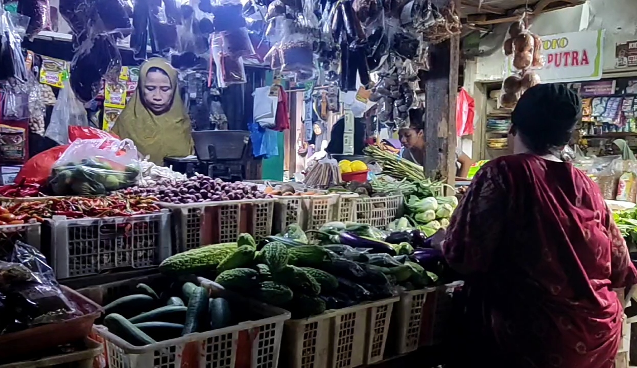 Penjual bumbu dapur di Pasar Tradisional Dukuh Kupang Surabaya, mengeluh harga naik pembeli menurun. (RAHMAT SUDRAJAT/RADAR SURABAYA)