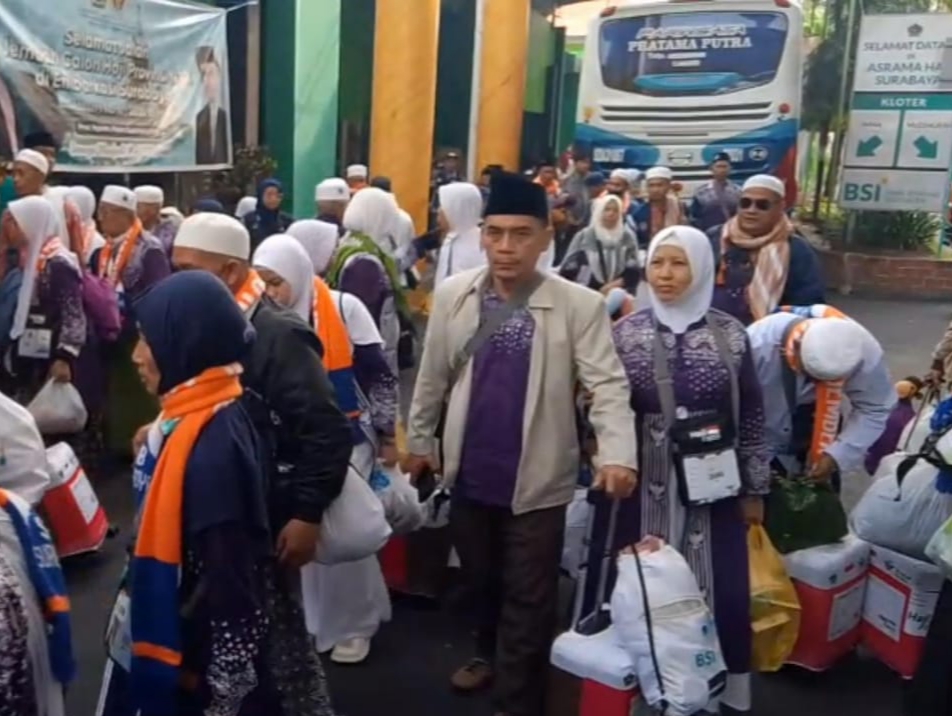 SELAMAT: Jemaah haji kloter 33 yang tiba di Asrama Haji Debarkasi Surabaya, Minggu (22/6) usai semalam berada di Medan pasca ancaman bom di pesawat Saudi Arabia Airlines.