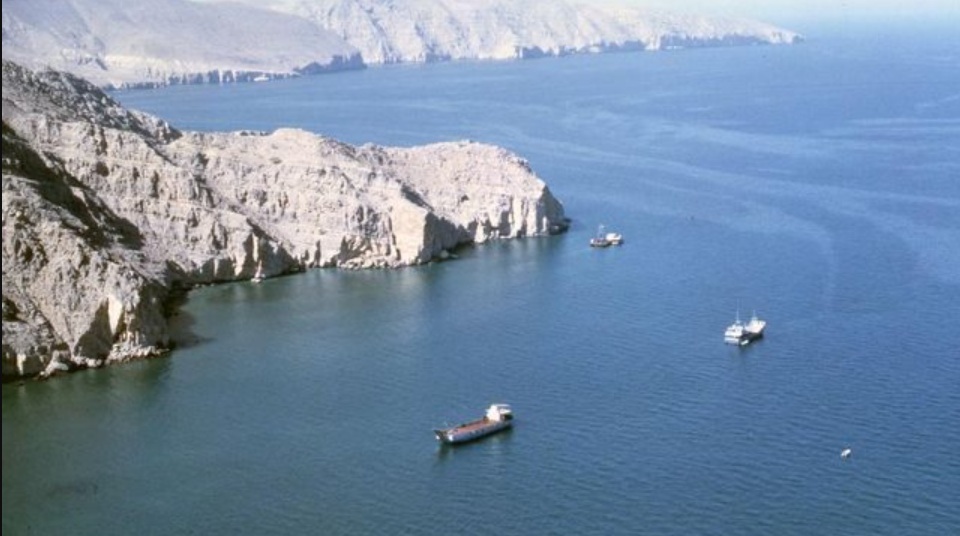 Selat Hormuz menjadi jalur vital distribusi ekspor minyak dunia, jika ditutup akibat ketegangan geopolitik, harga minyak bisa melambung.