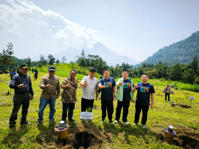 CSR: Edward Sopanan (tiga dari kanan) bersama M. Rizal Octavian (empat dari kanan) secara simbolis menanam 1.000 pohon pinus di kawasan hutan lindung Pacet Mojokerto untuk menjaga lingkungan.
