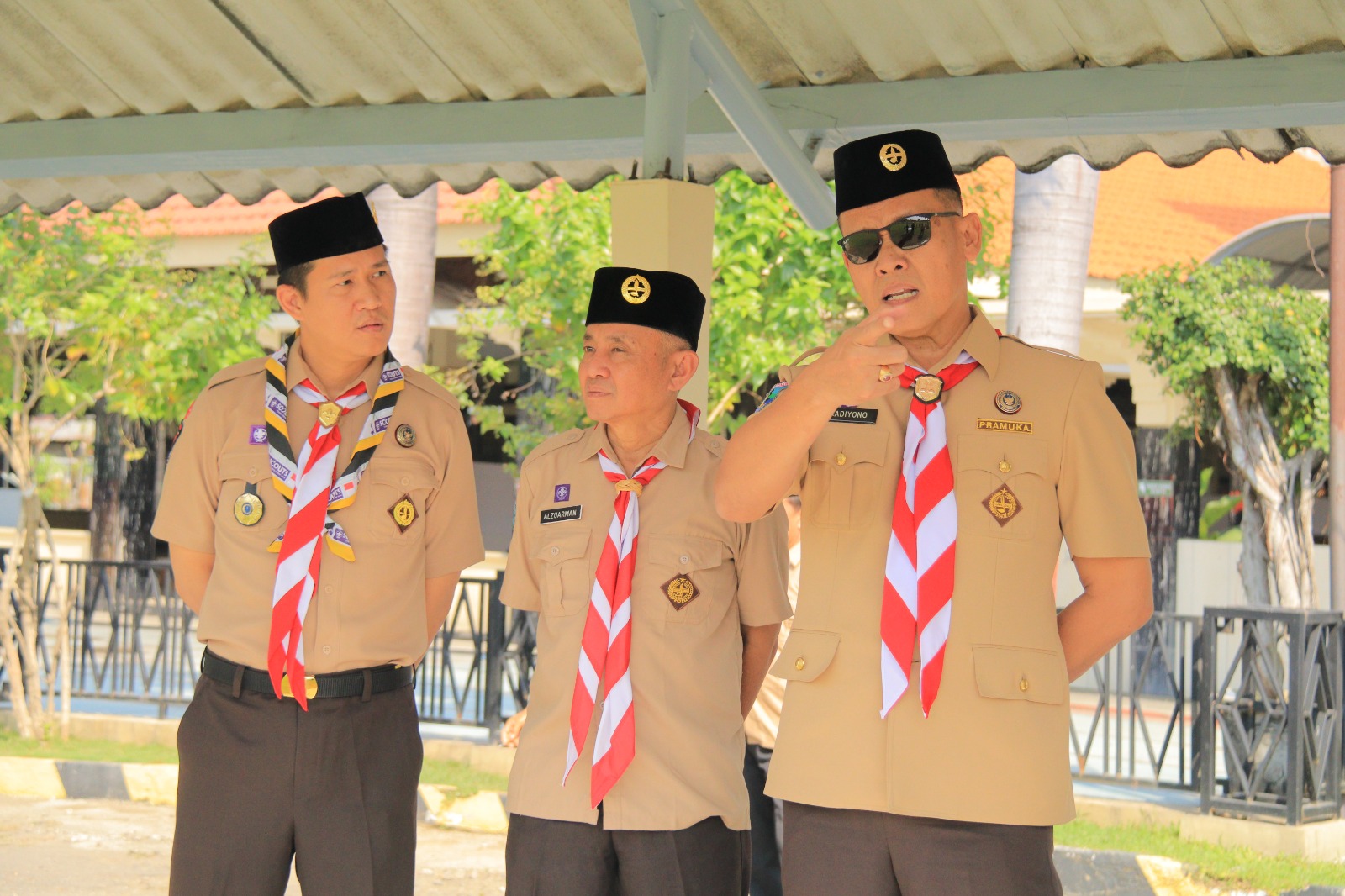 MENINJAU: Kepala Kanwil Ditjenpas Jawa Timur Kadiyono&nbsp;(kanan) didampingi&nbsp;Kepala Rutan Kelas I Surabaya,&nbsp;Tomi Elyus (kiri).&nbsp;