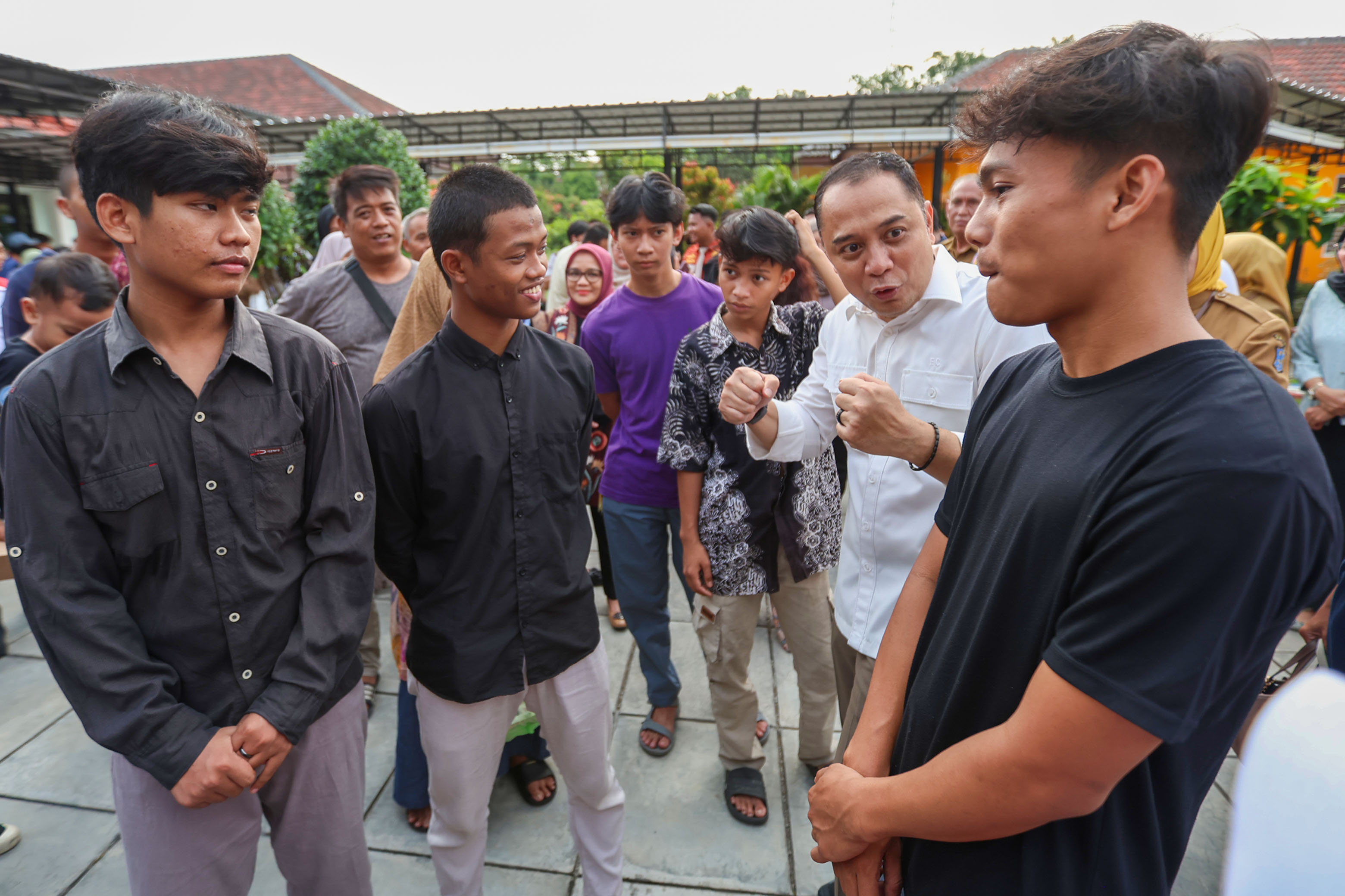 Wali Kota Surabaya saat melihat aktivitas di Rumah Ilmu Arek Suroboyo.