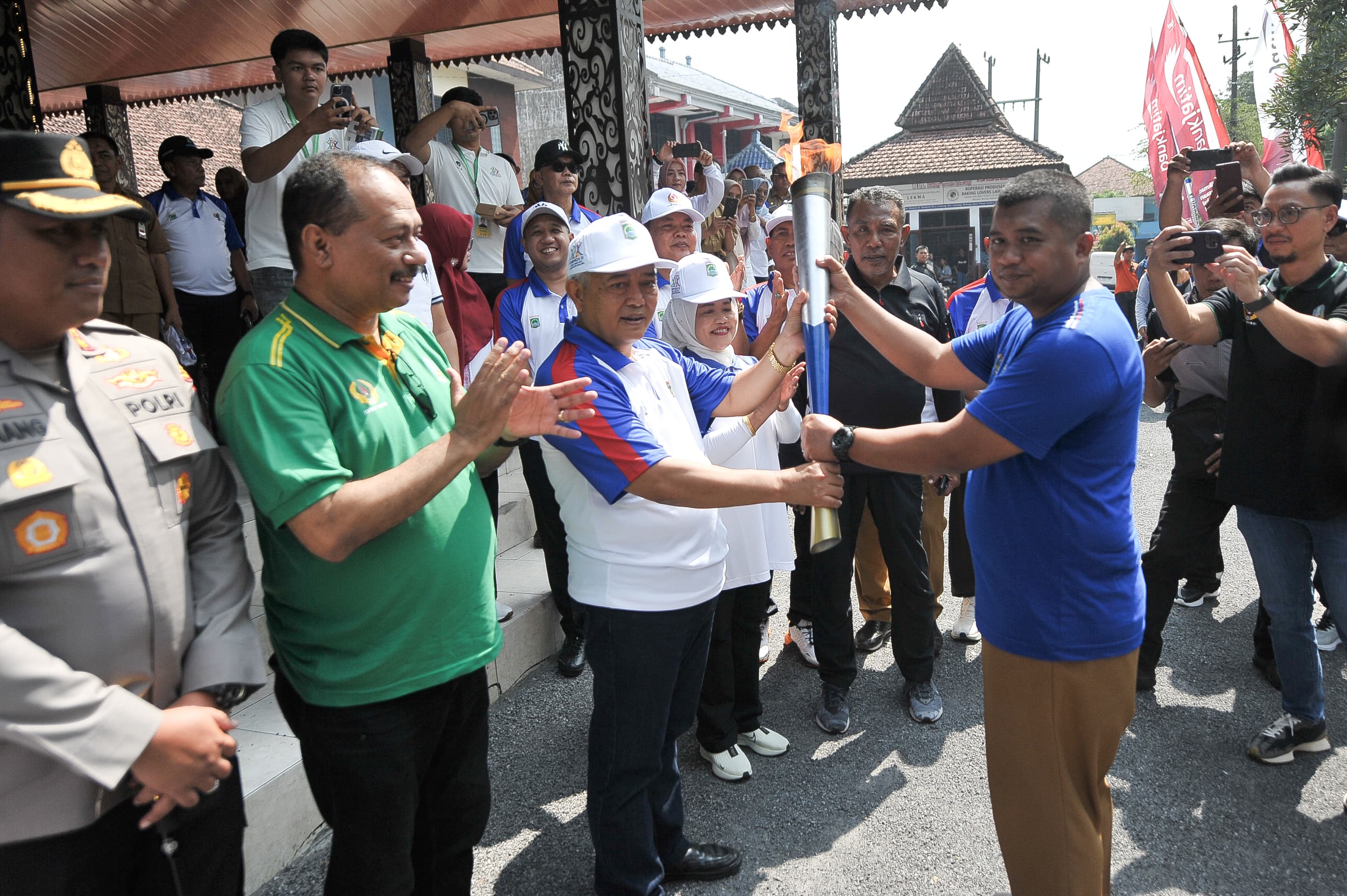 Bupati Malang H Sanusi didampingi Ketua KONI Jatim menerima kedatangan Obor Api Porprov Jatim IX 2025.