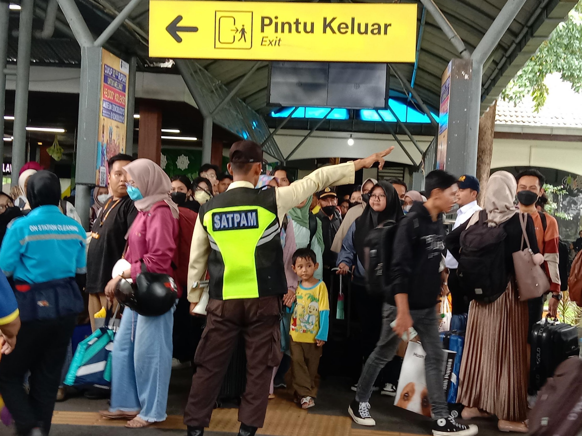 Calon penumpang berjubel di Stasiun Gubeng Surabaya. (RAHMAT SUDRAJAT/RADAR SURABAYA)