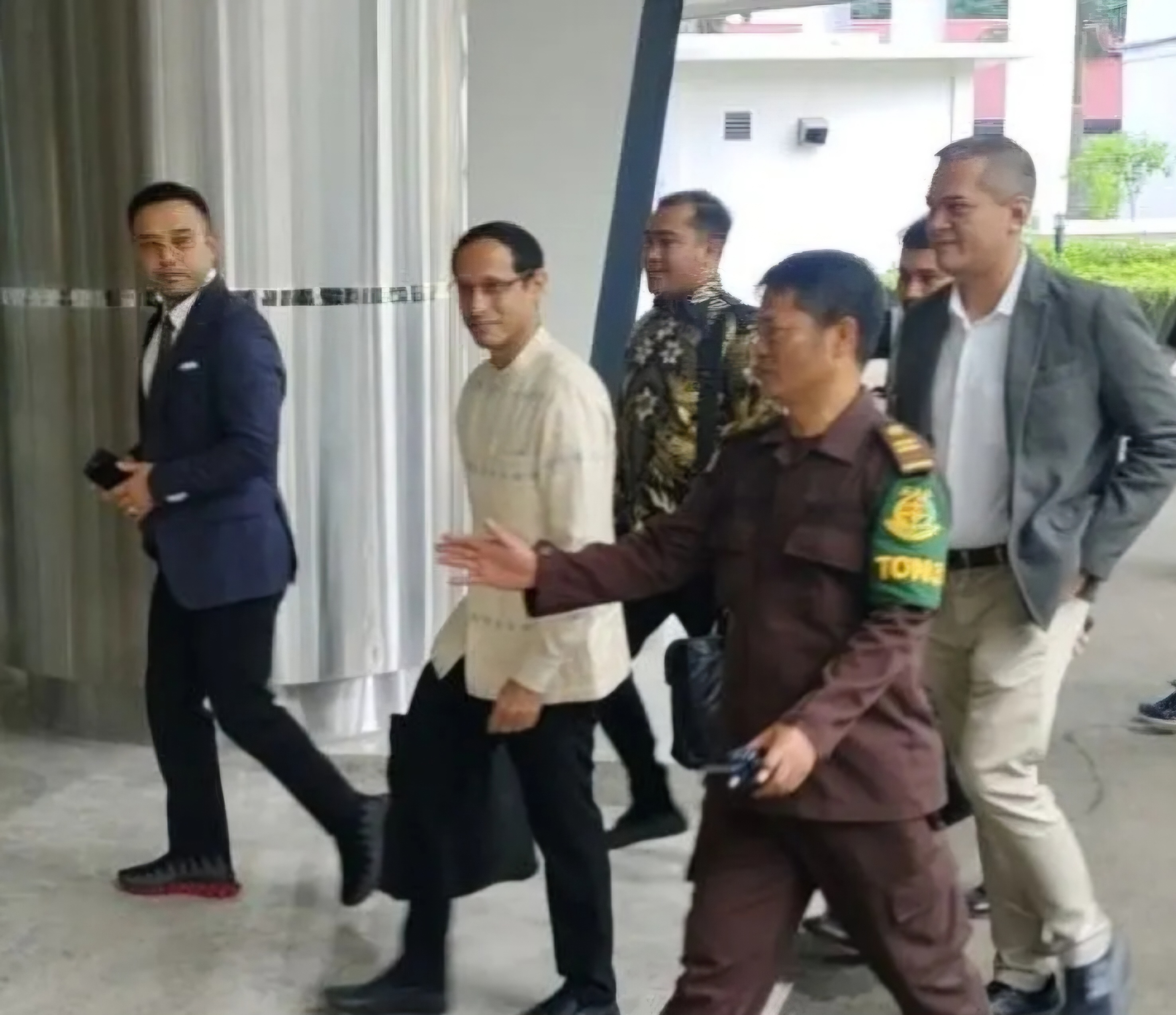 SAKSI : Mantan Mendikbudristek Nadiem Makarim saat datang ke Kejagung untuk diperiksa sebagai saksi kasus dugaan korupsi pengadaan Chromebook. (ANTARA/RADAR SURABAYA)