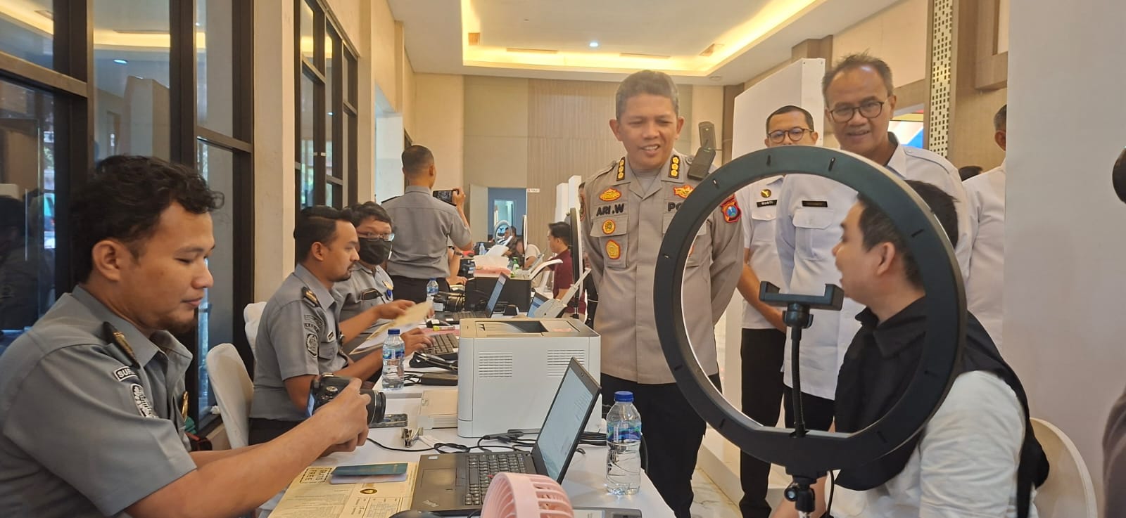 KOLABORASI : Polda Jatim bersama Ditjen Imigrasi Jatim melaksanakan layanan pembuatan paspor. Pihaknya menyediakan 1.079 paspor sesuai dengan HUT Bhayangkara ke-79.(MAHRUS/RADAR SURABAYA)
