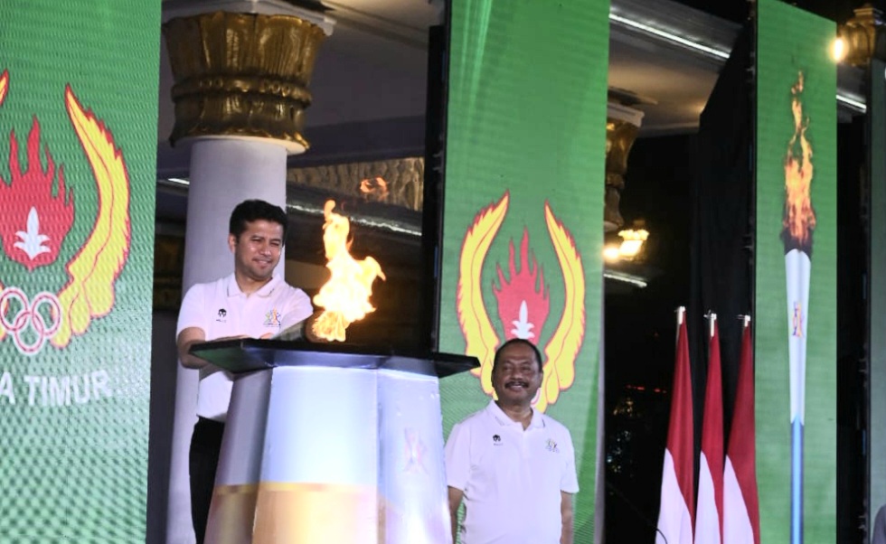 Pelaksana Tugas (Plt) Gubernur Jawa Timur Emil Elestianto Dardak menyalakan api di mini cauldron di Gedung Negara Grahadi sebagai tanda dimulainya Kirab Api Porprov.