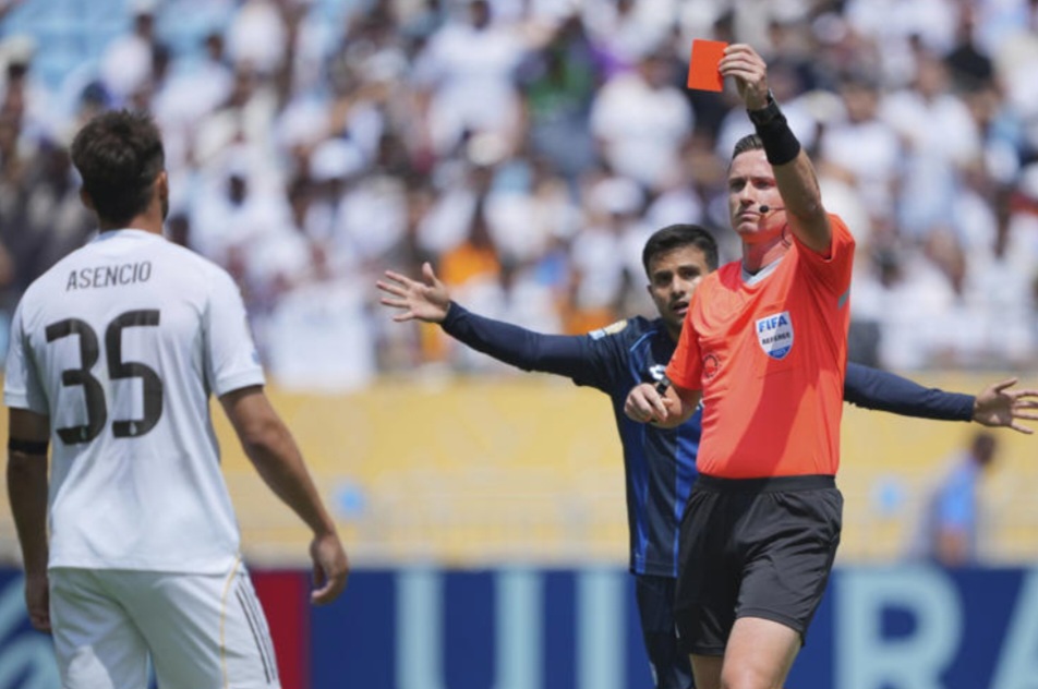Bek Ra&uacute;l Asencio dikartu merah langsung oleh wasit Ramon Abatti Abel.