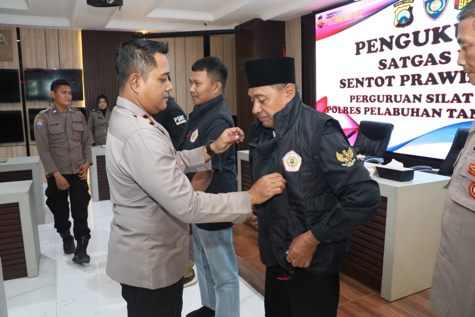 DIKUKUHKAN : Wakapolres Pelabuhan Tanjung Perak Kompol Ari Bayuaji saat mengukuhkan Satgas PAM Sentot Prawirodirdjo. (IST/RADAR SURABAYA)