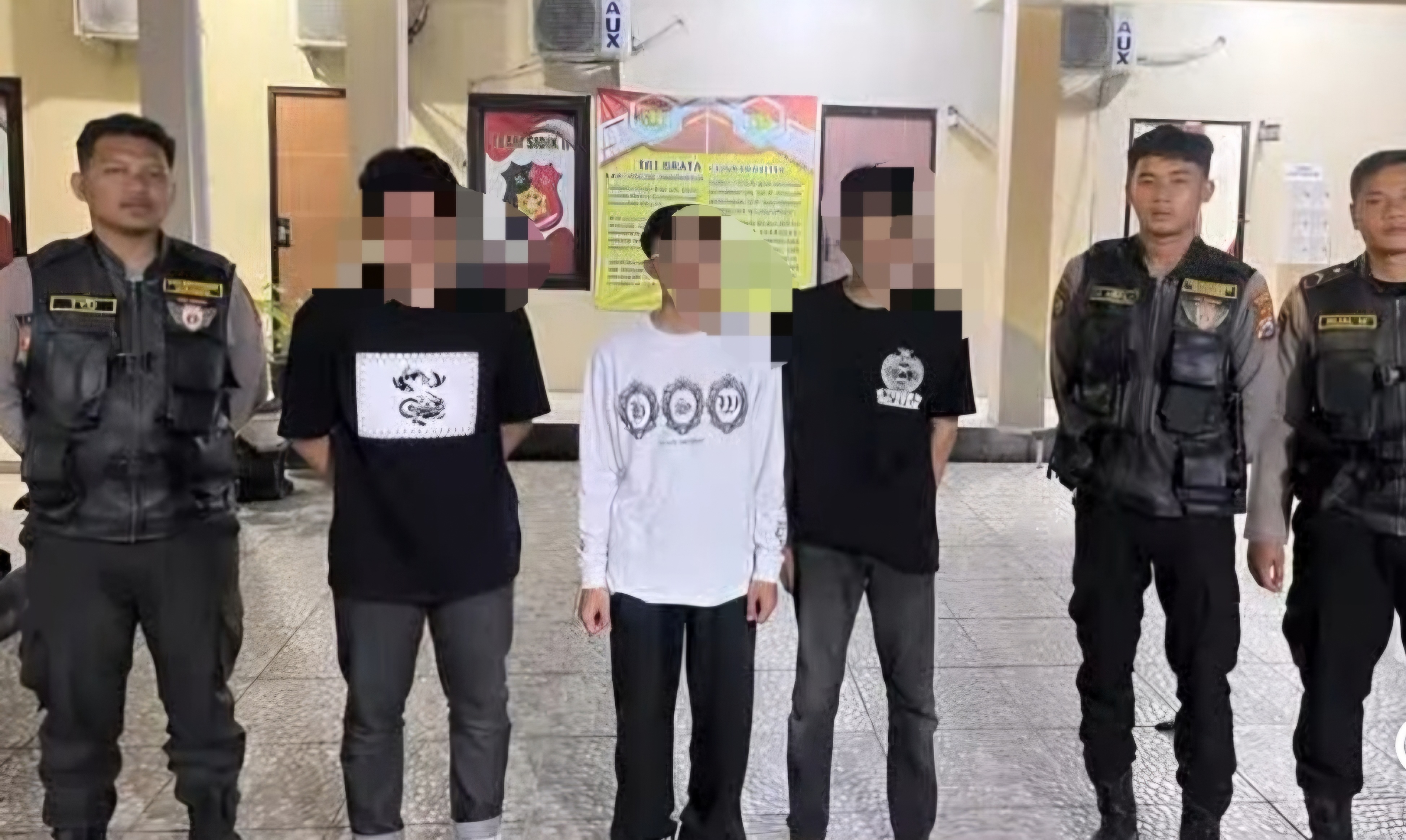 DIAMANKAN: Tiga pemuda diamankan Tim Jogoboyo ke Polsek Sukolilo. Mereka diduga terlibat aksi pengeroyokan di Wisma Mukti, Surabaya. (IST/RADAR SURABAYA)