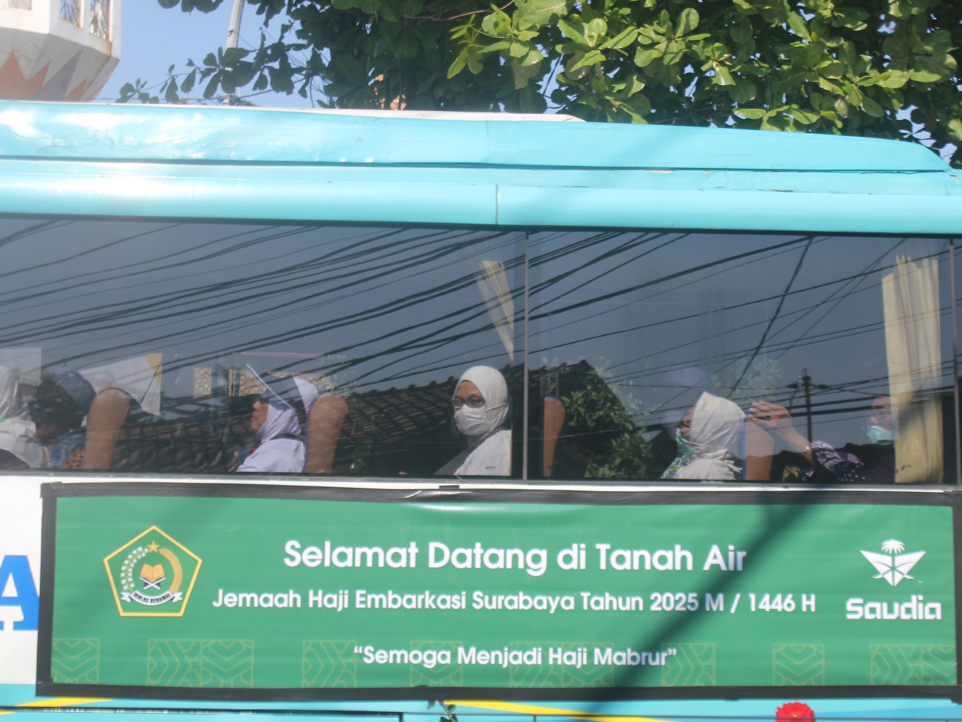 DATANG: Jemaah haji tiba di Asrama Haji Debarkasi Surabaya. Kedatangan jemaah terus dipantau kesehatannya sampai ke daerah.