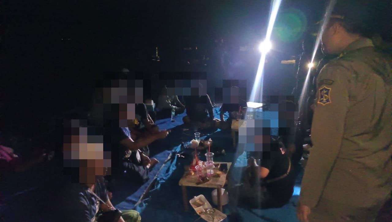 Petugas Satpol PP Surabaya saat melakukan Patroli Asuhan Rembulan&nbsp;sebagai tindak lanjut dari SE Jam Malam bagi anak-anak.