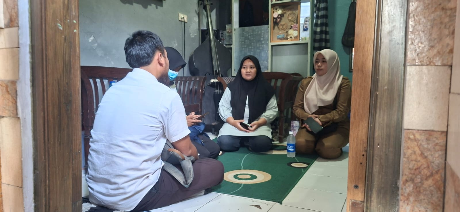 PERHATIAN : Korban mendapat pendampingan dari Pemkot Surabaya. (M MAHRUS/RADAR SURABAYA)
