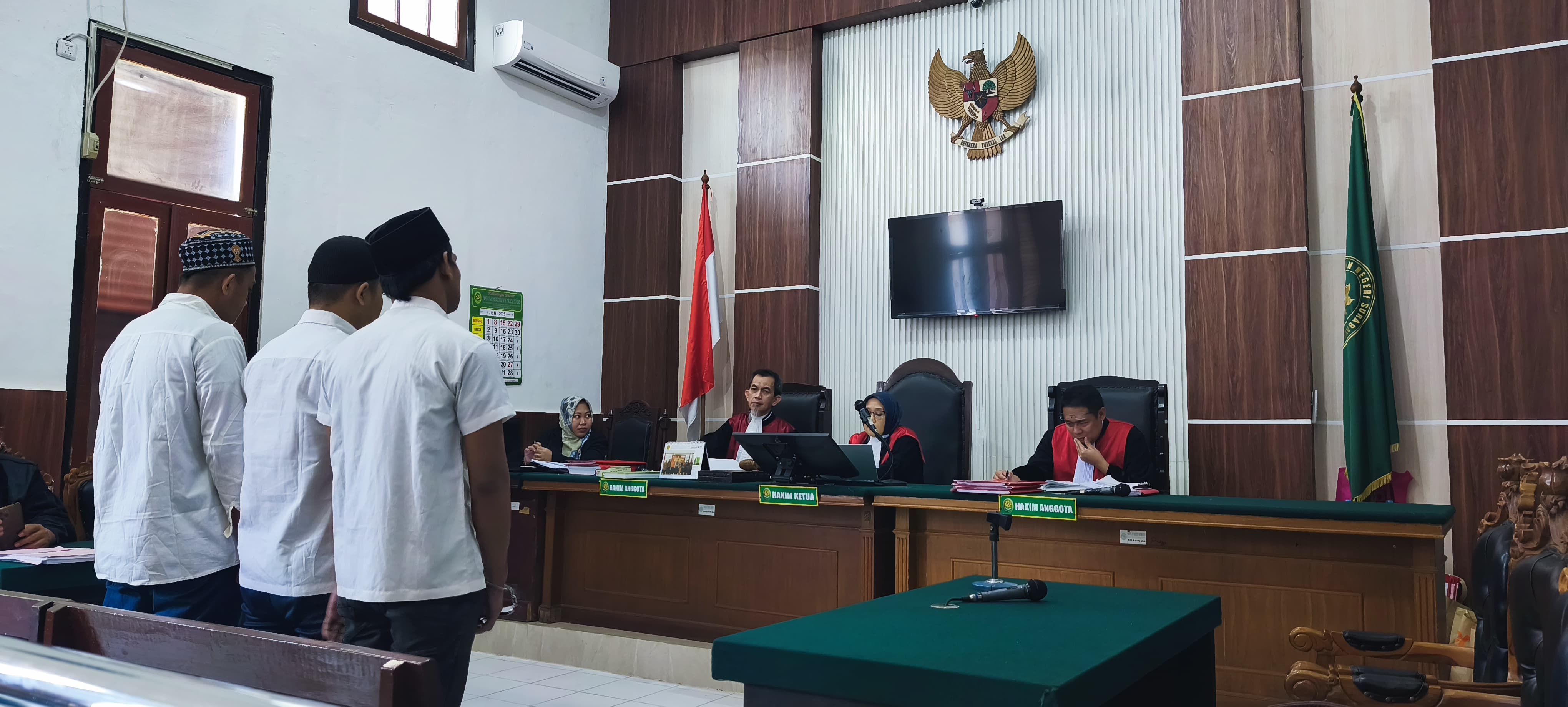 BERTAMBAH : Tiga terdakwa saat divonis tiga tahun penjara di PN Surabaya. Mereka memeras korban pensiunan ASN lewat Modus VCS. (SURYANTO/RADAR SURABAYA)