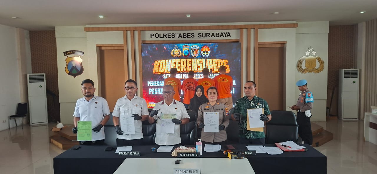 DISITA : Polisi saat menunjukkan barang bukti dan tersangka kasus penyalahgunaan BBM solar subsidi dijual ke industri di Mapolrestabes Surabaya.