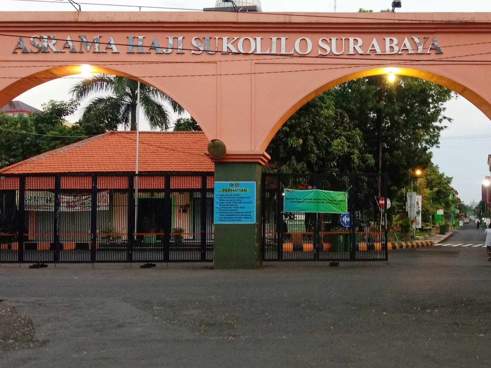LENGANG: Situasi di depan Asrama Haji Debarkasi Surabaya terpantau lengang tidak ada kepadatan penjemputan jemaah haji karena kepulangan kloter 43 dan 44 ditunda.