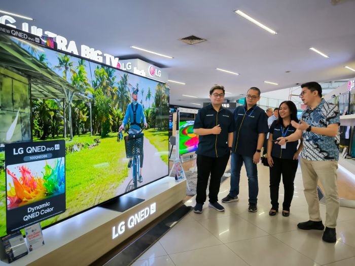 SEGMEN PREMIUM: Iwan Sutanto (kanan) menjelaskan TV OLED evo dan QNED evo Mini LED yang baru saja dirilis untuk membidik segmen premium di Surabaya. Selain itu juga ada mesin cuci dan kulkas premium.