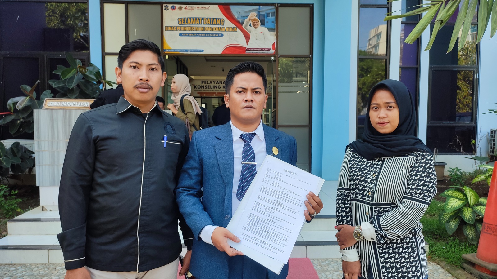 PENUHI PANGGILAN: Eks Karyawan PT SaktiSetia Sentosa Novia Nurhasanah didampingi kuasa hukumnya M. Kholil saat tiba di kantor Disperinaker Kota Surabaya.