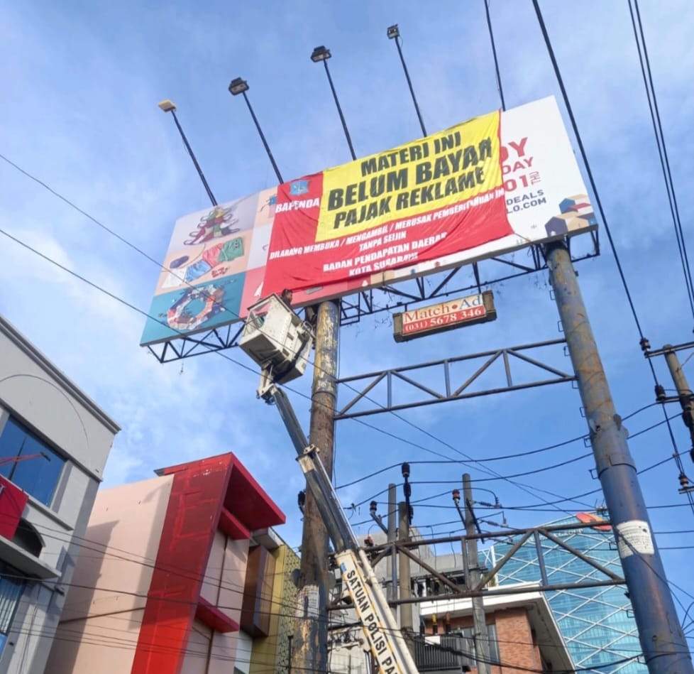 Petugas melakukan penertiban objek pada materi yang belum membayar pajak reklame.