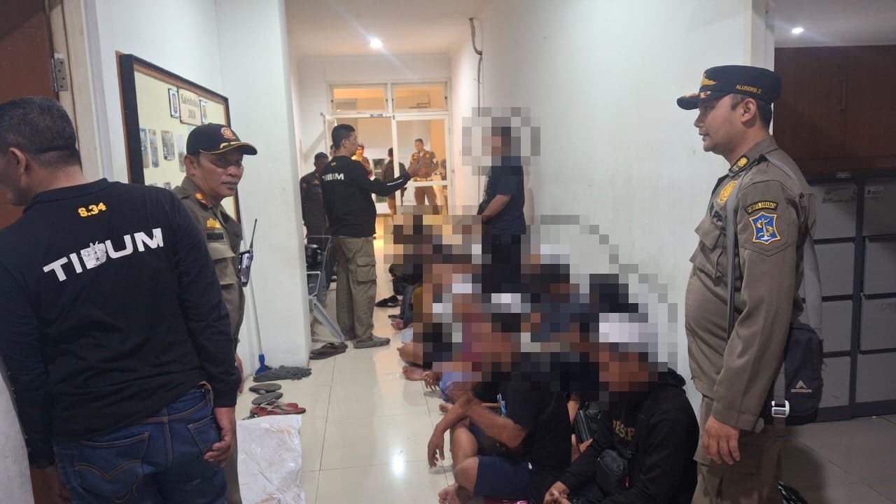 Satpol PP Surabaya saat mengumpulkan anak yang terjaring melanggar jam malam anak.