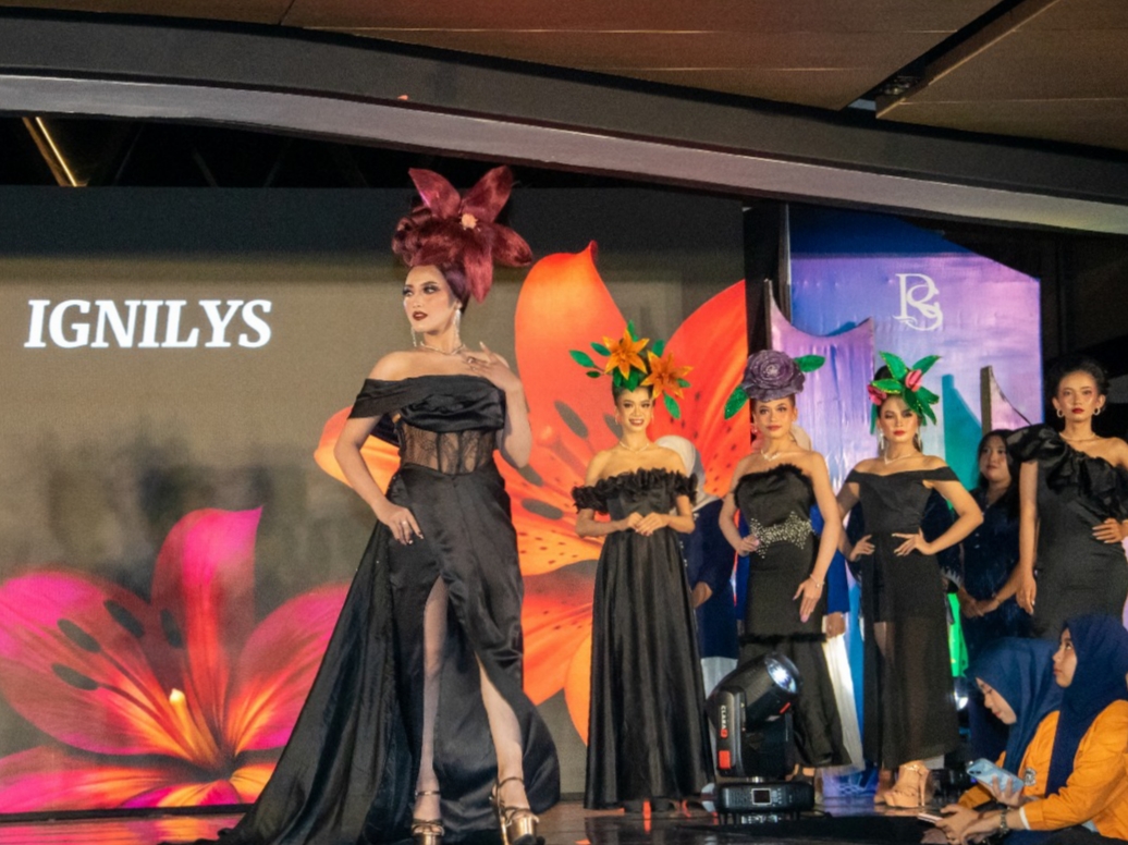 MEMUKAU: Mahasiswa tata rias saat menggelar pameran cipta karya bertajuk Rupasampurna di Lagoon Avenue Mall Sungkono Surabaya.