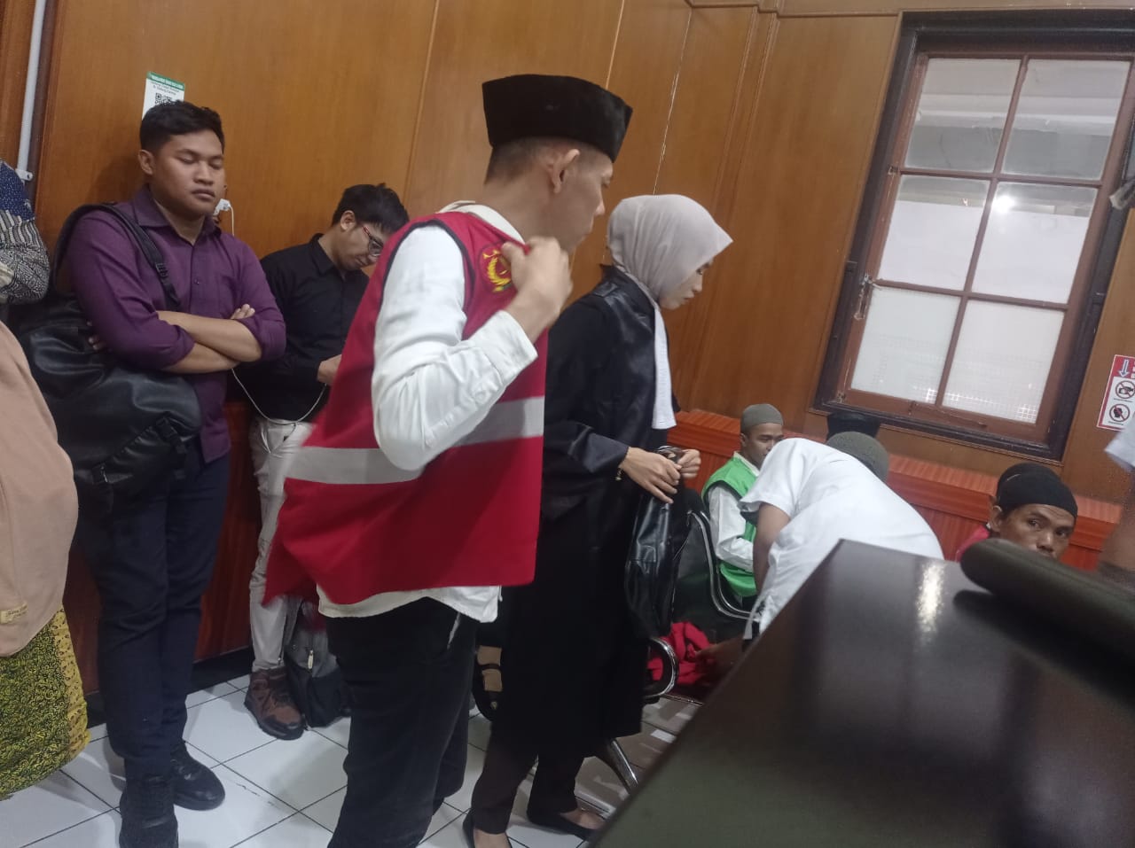 TUNTUTAN: Terdakwa Iwang Syach Putra saat menjalani sidang di PN Surabaya. Ia dituntut dua tahun penjara atas kasus pencurian uang di ATM. (SURYANTO/RADAR SURABAYA)