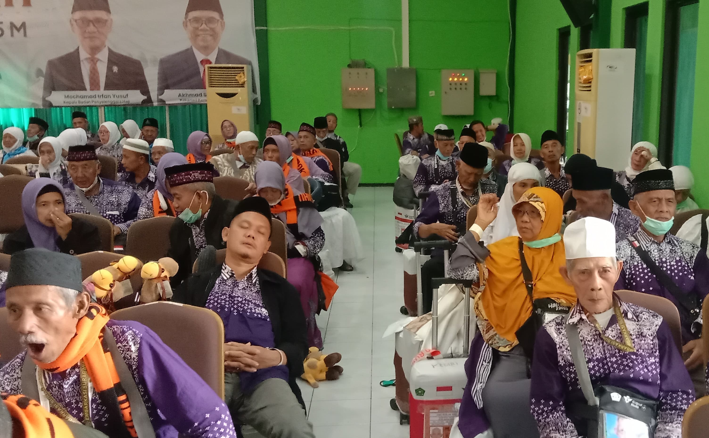 Jemaah haji Kloter 45 ti di Surabaya. (RAHMAT SUDRAJAT/RADAR SURABAYA)