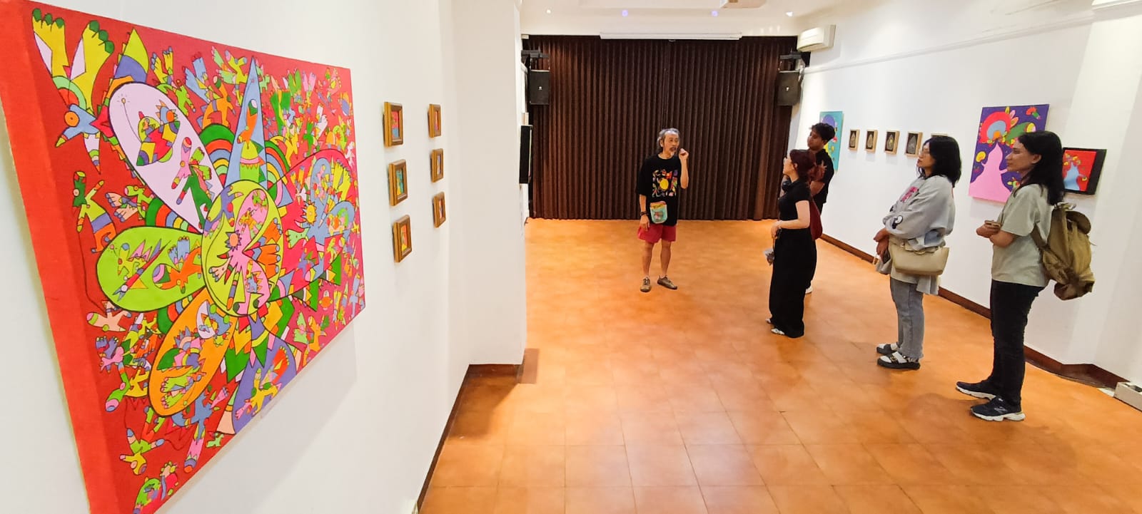 KREATIF: Pengunjung mengamati sejumlah karya lukis dari perupa asal Jawa Tengah, Daniel Kho, yang menampilkan lukisan dengan judul La Wet, di Wisma Jerman, Surabaya. (ANDY SATRIA/RADAR SURABAYA)