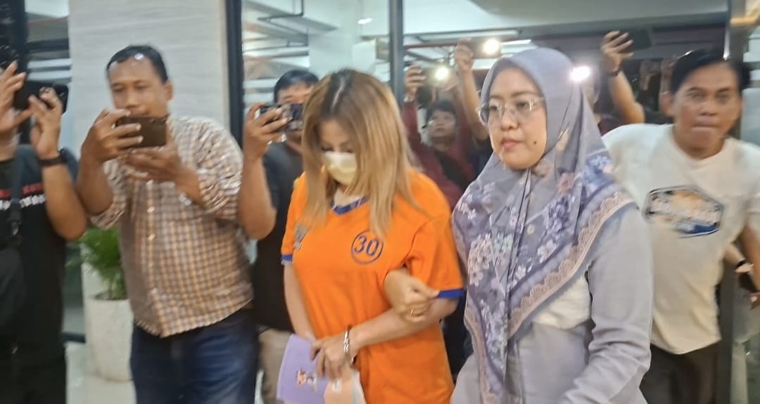 BELUM LENGKAP : Berkas kasus penggelapan ijazah mantan karyawan UD Sentoso Seal dengan tersangka Jan Hwa Diana dikembalikan Kejati Jatim. (M MAHRUS/RADAR SURABAYA)