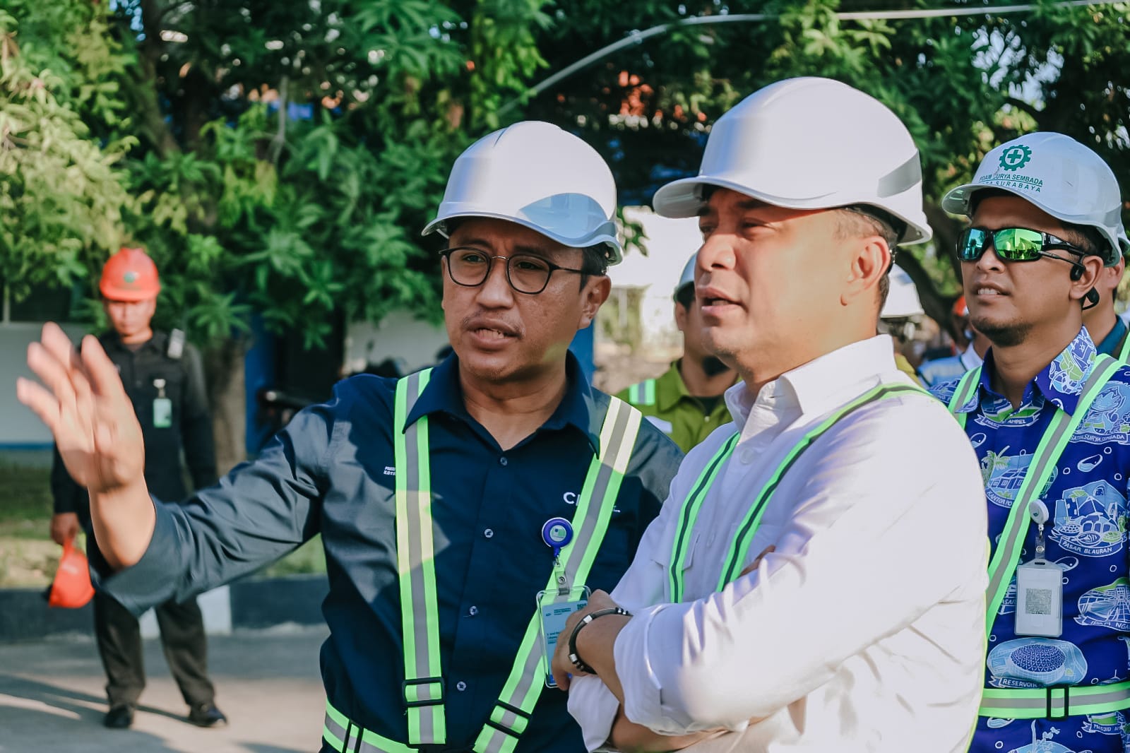 Direktur Utama PAM Surya Sembada, Arief Wisnu Cahyono dan Wali Kota Surabaya Eri Cahyadi saat meninjau fasilitas penunjang layanan air PAM Surya Sembada.
