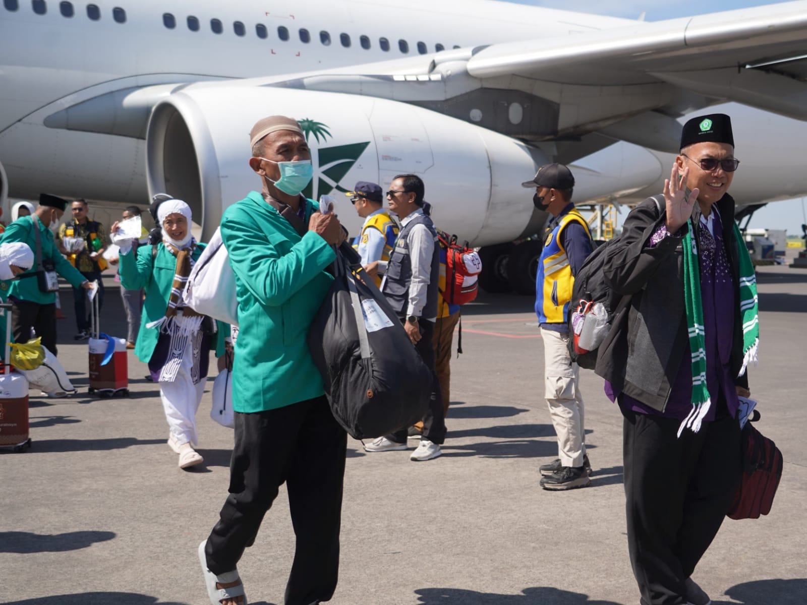 MENGKHAWATIRKAN: Jemaah haji Debarkasi Surabaya saat tiba di Bandara Internasional Juanda Surabaya di Sidoarjo.