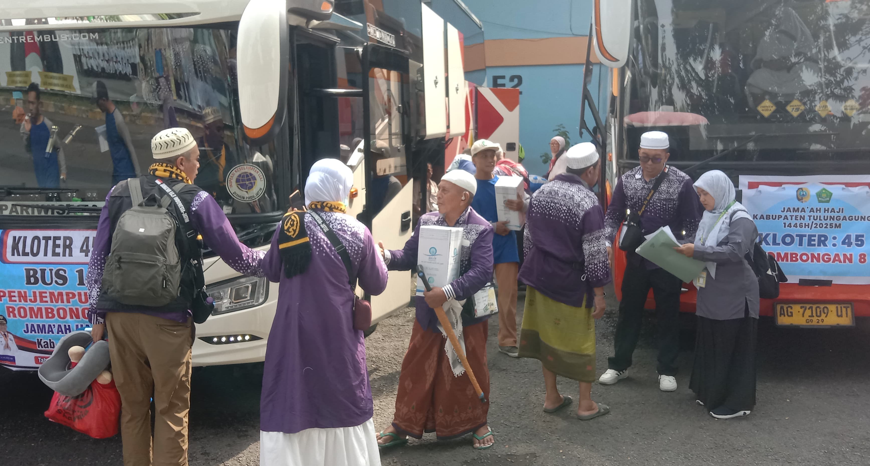 TIBA DENGAN SELAMAT: Jemaah haji kloter 45 tiba di asrama haji Surabaya Rabu pagi pasca penutupan bandara Muscat Oman.