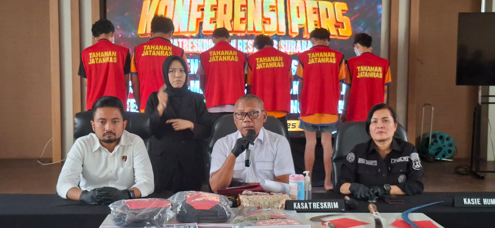 DIRINGKUS: Enam oknum pesilat yang mengeroyok HRF di Jalan Menganti Wiyung diamankan di Mapolrestabes Surabaya, Rabu (25/6). ( M MAHRUS/RADAR SURABAYA)
