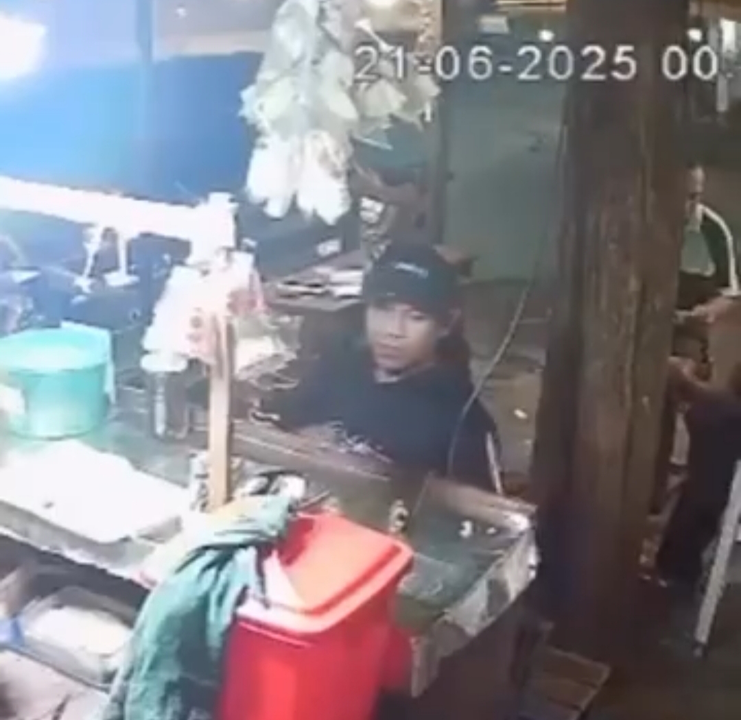 TEREKAM : Tersangka pencurian iPhone saat beraksi di warung makan Jalan Simo Gunung, Surabaya. (IST/RADAR SURABAYA)