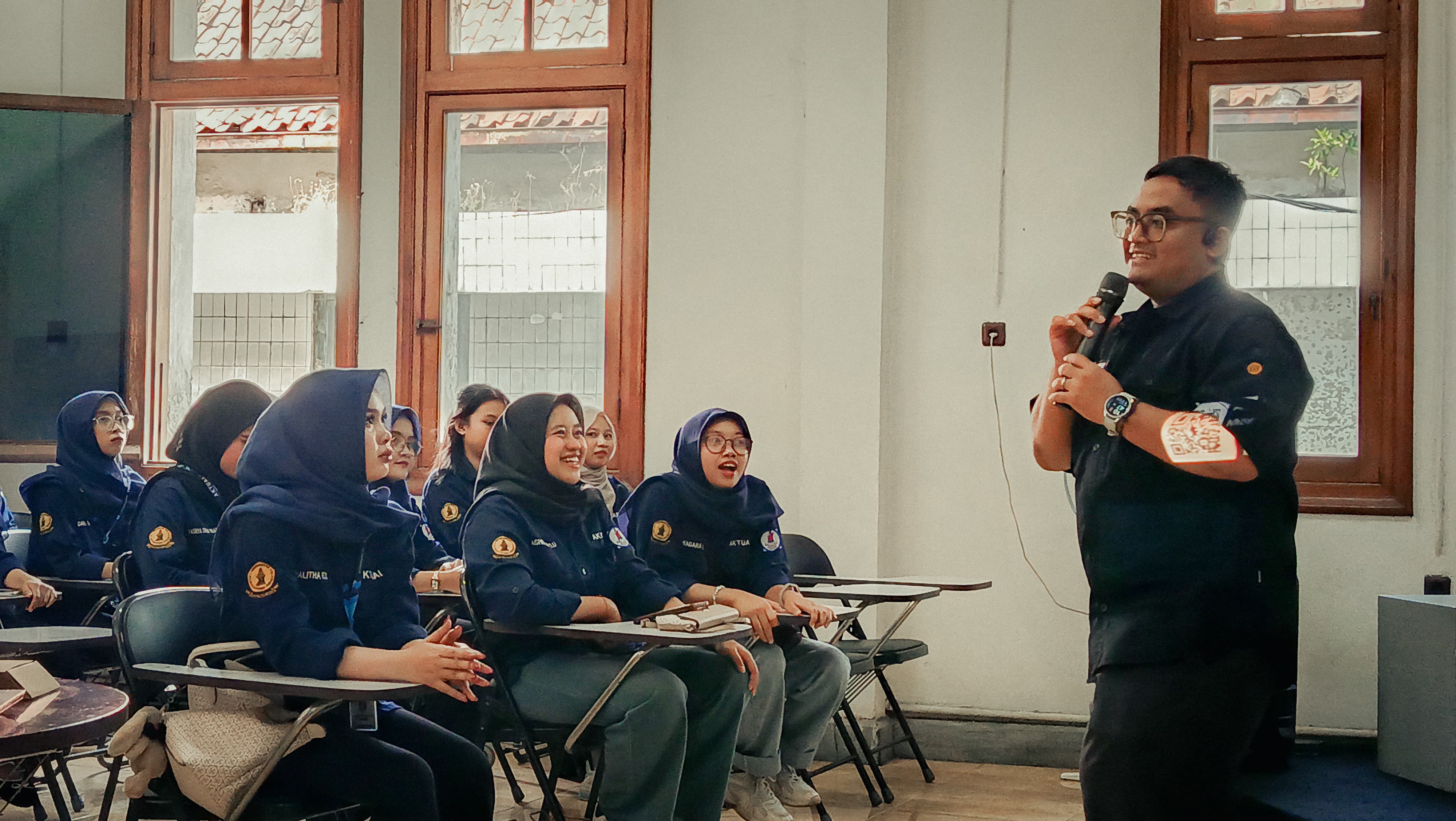 Pelatihan Jurnalistik : UKM Aktual UWK Surabaya antusias mendengarkan paparan dan materi yang disampaikan oleh tim Radar Surabaya.